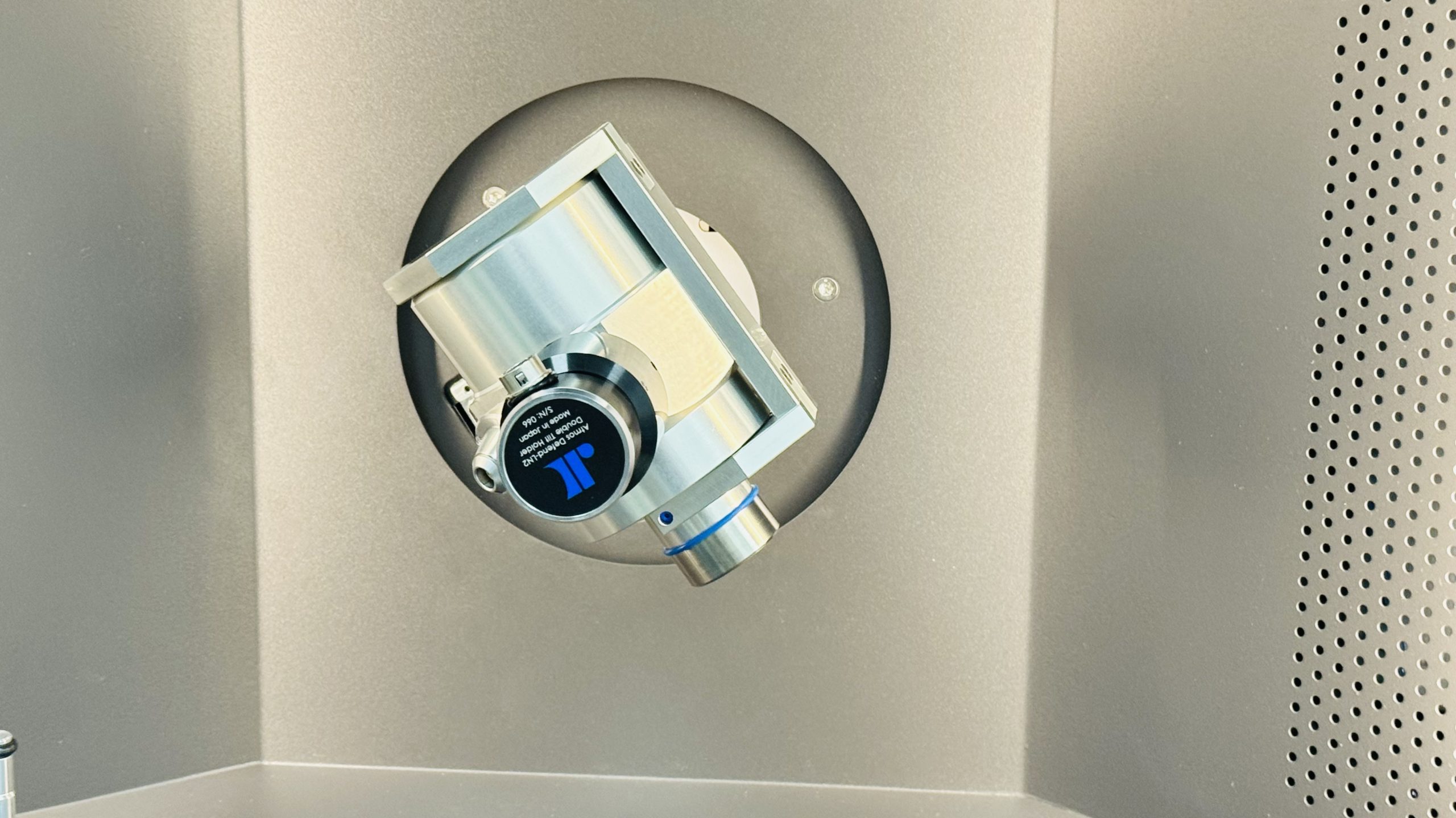 双倾冷冻真空传输样品杆在东南大学无锡校区的应用测试报告 ——实现空气敏感样品“零暴露”转移的关键解决方案插图2